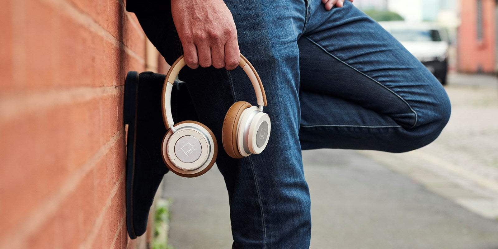 Closed-back vs open-back headphones: